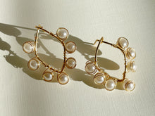 Cargue la imagen en el visor de la galería,Swan Earrings
